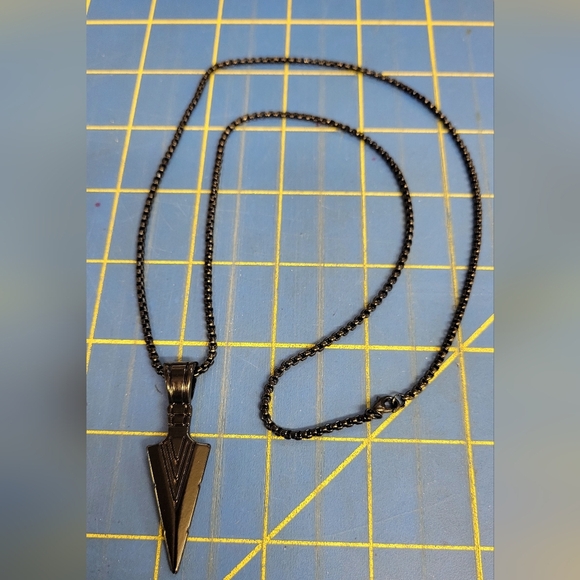Black Chain &  Arrowhead Pendant Necklace - Picture 5 of 5